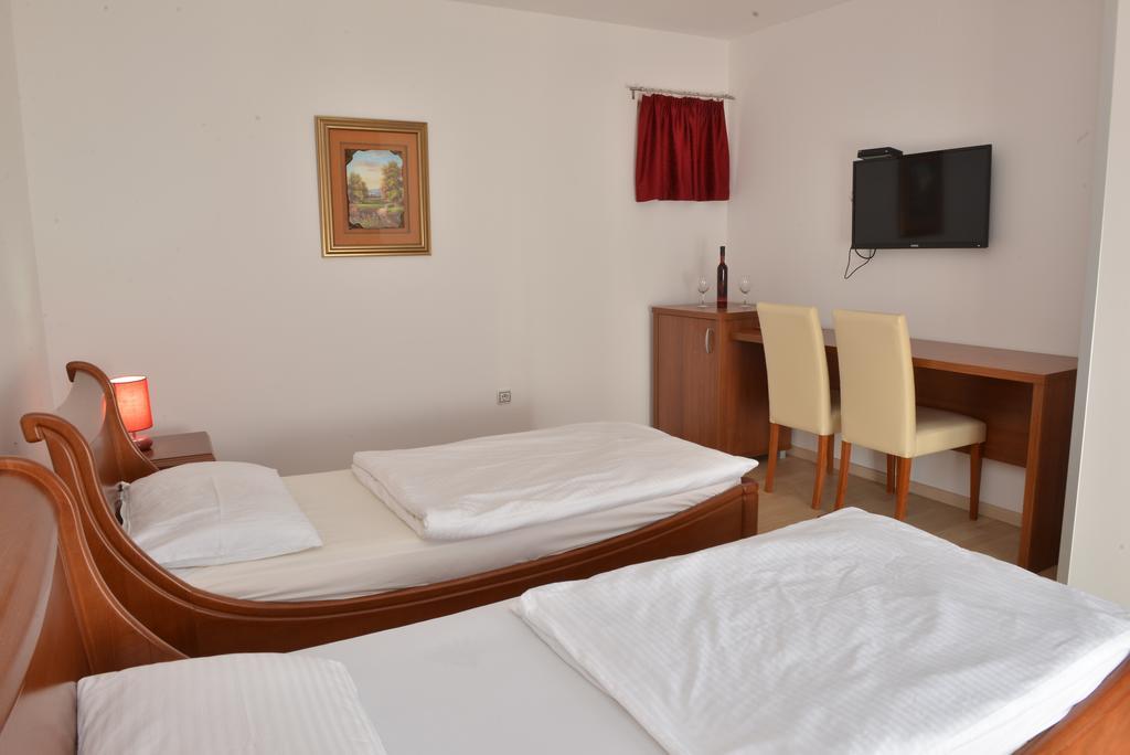 Apartment And Rooms In Club Indija Buitenkant foto