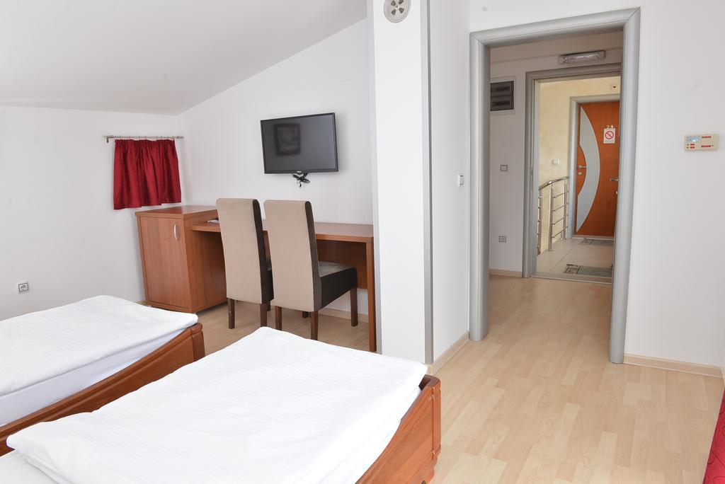 Apartment And Rooms In Club Indija Buitenkant foto